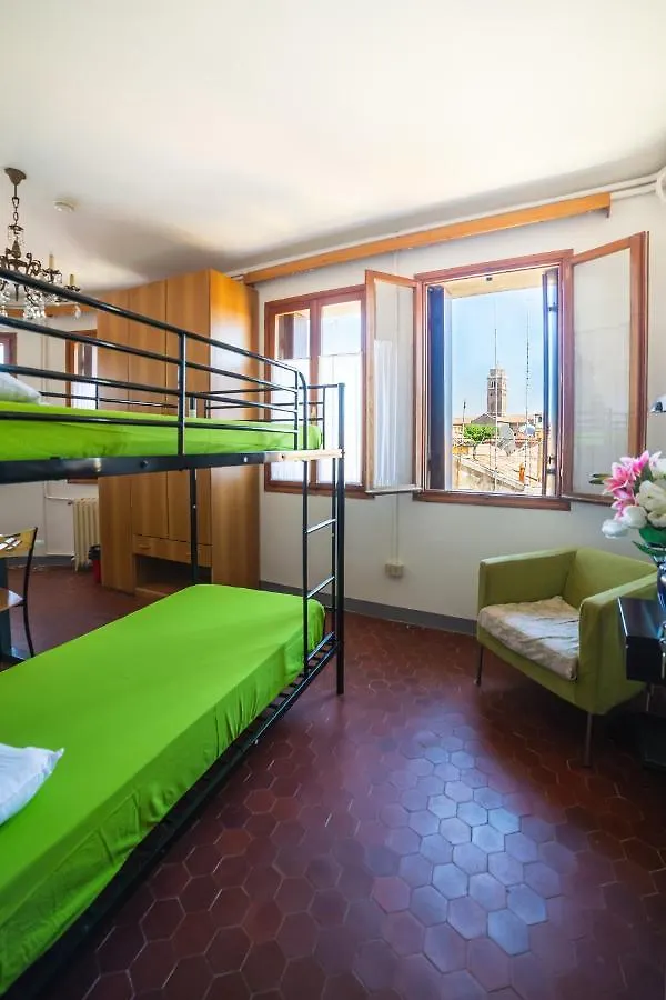 Ostello Domus Civica Veneza 0*,